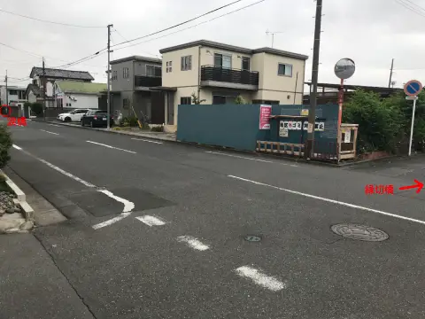 縁切橋跡碑から涙橋跡碑を望む